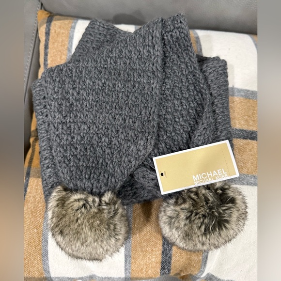 Michael Kors nitted scarf with furry pompoms - Picture 4 of 5
